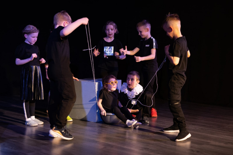 Театральную постановку по мотивам «Буратино» сыграли семилетние воспитанники «Оперения»