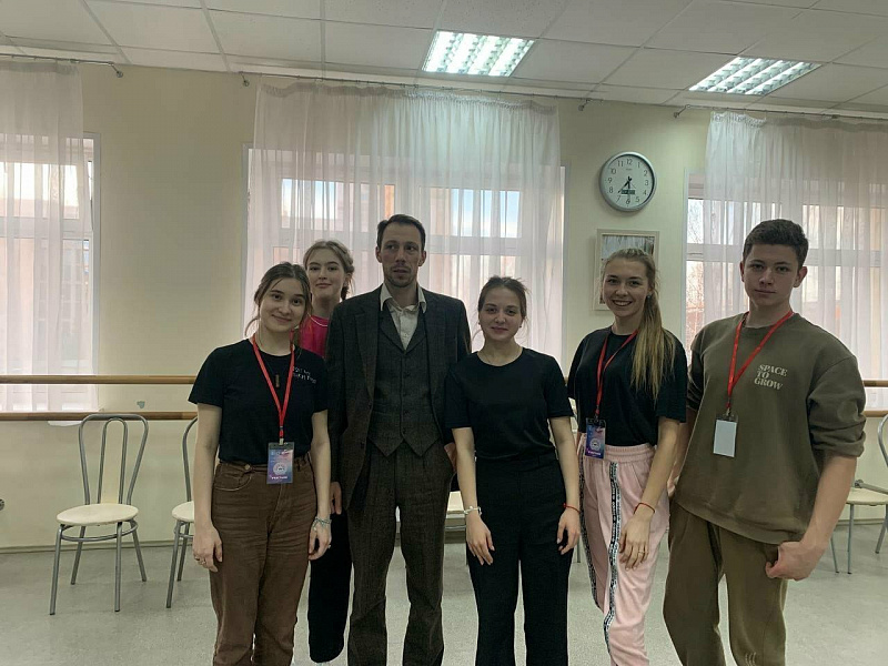 Актер театра и кино Константин Балакирев провел мастер-класс для учеников «Оперения»