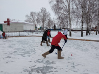 Традиционный семейный турнир по мини-хоккею с мячом в валенках прошел в с. Красное  