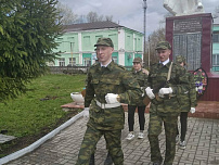 Учащиеся Большетумановской школы несут Почетную вахту