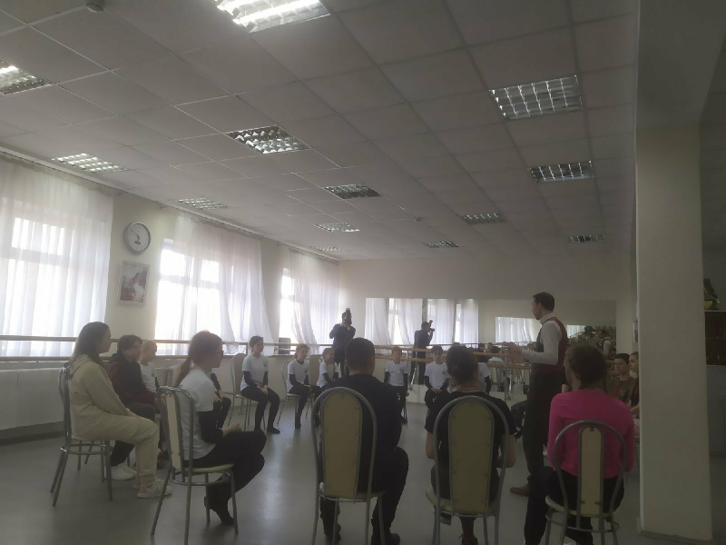 Актер театра и кино Константин Балакирев провел мастер-класс для учеников «Оперения»
