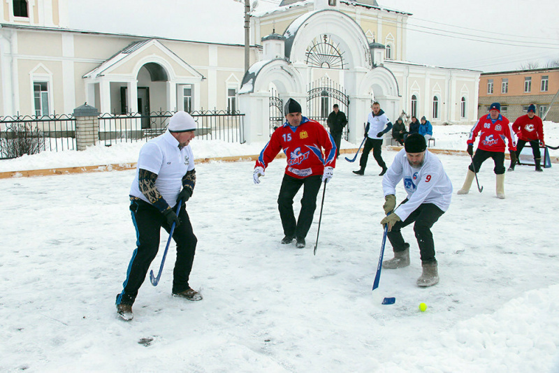 Рождественский открытый турнир дворового спорта по хоккею с мячом в валенках