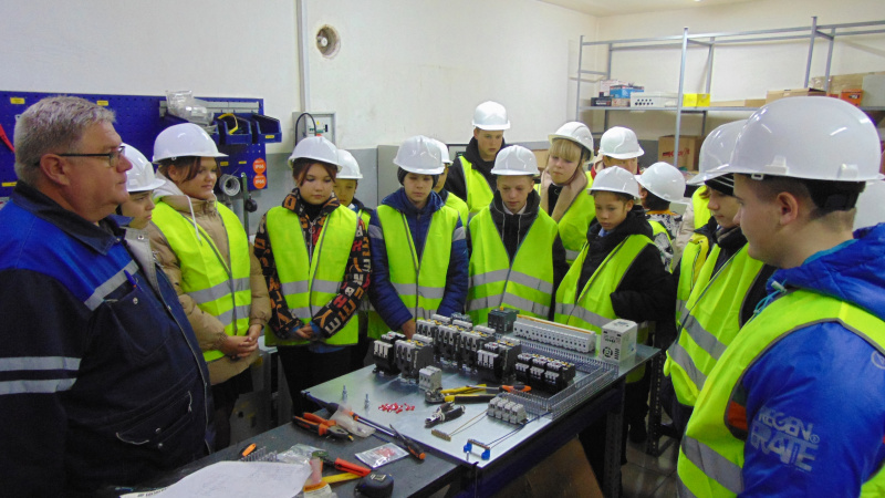 Экскурсия на завод «Доза-Агро» для школьников подшефной Большетумановской школы
