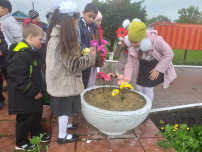 Ученики младших классов возложили цветы к мемориалу Великой Отечественной войны