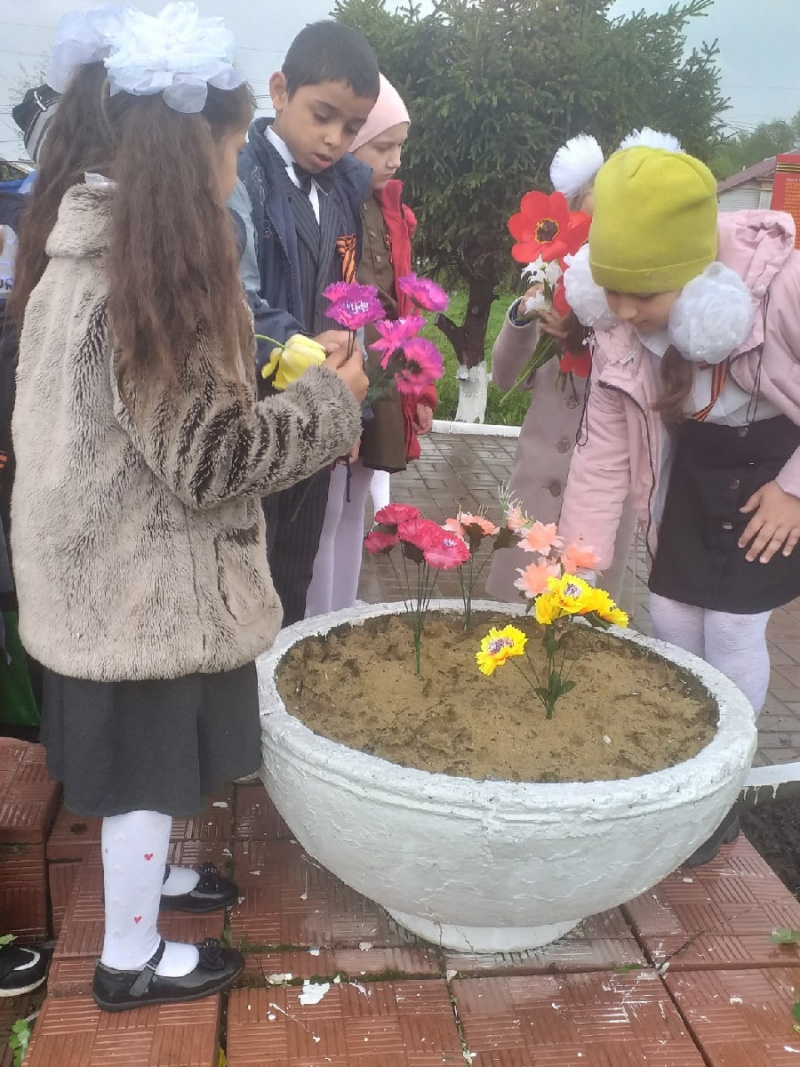 Ученики младших классов возложили цветы к мемориалу Великой Отечественной войны