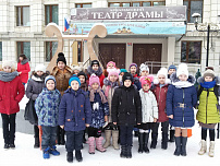 Поход учащихся Большетумановской школы в ТЮЗ