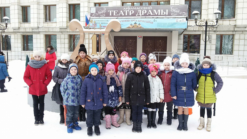 Поход учащихся Большетумановской школы в ТЮЗ